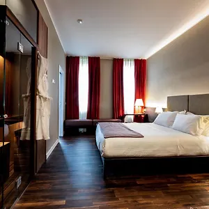 Hotel 10 Keys, Milaan