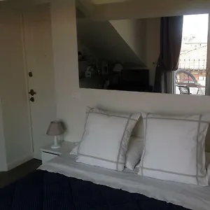 https://apartment-pied-a-terre-with-terrazza-in-milan-city-center.italymilanhotels.net